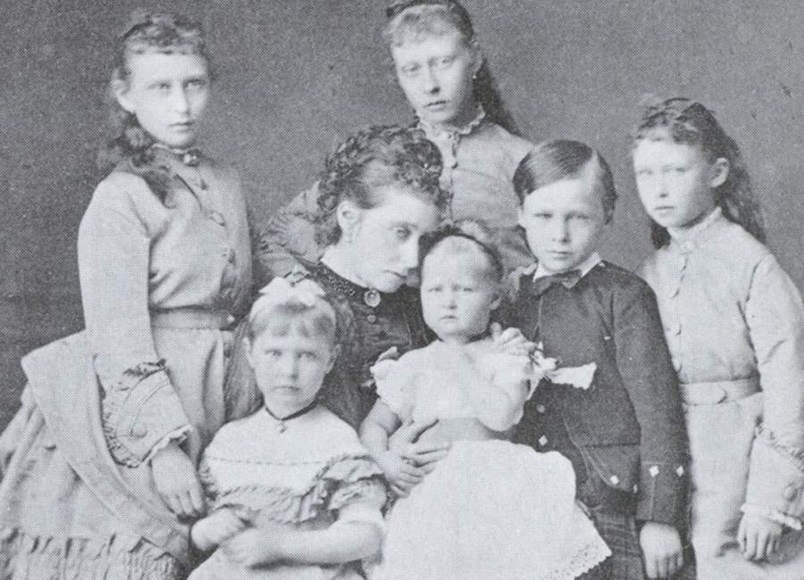 Prinzessin Alice mit ihren Kindern. Vorne: Alix, Marie, Ernst-Ludwig, Irene; hinten: Elisabeth (Ella) und Victoria.